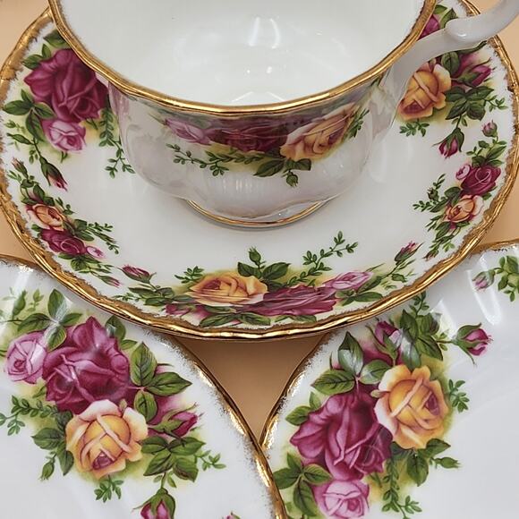 Royal Albert Old Country Roses 5-Piece Place Setting Made in England 1962 Stamp